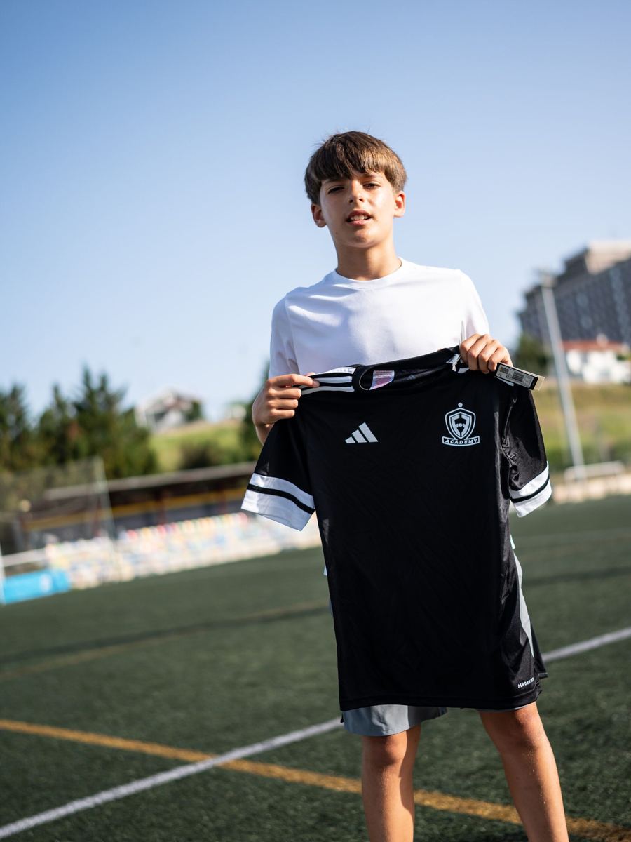 Un jugador muestra la camiseta Adidas de F&F Campus